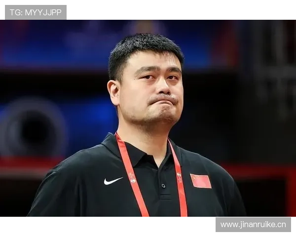 刷到姚明近照，随手坐在街边那一瞬儿像皇室休假