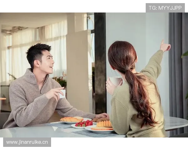 刷到颜骏凌家里那张餐桌图，我的外卖账单都害羞了