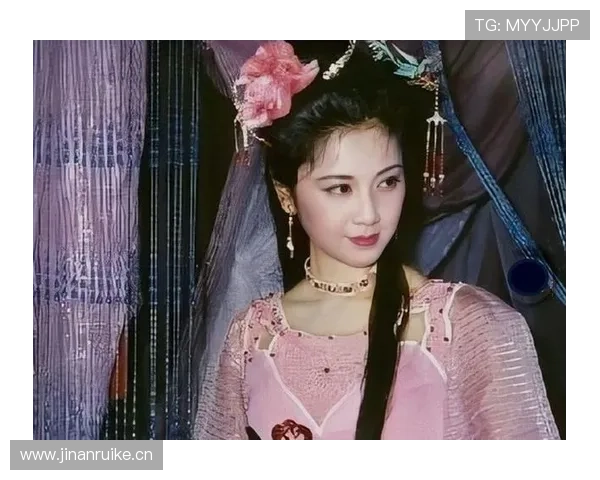 朱琳出门逛街像明星，秒变路人还带点神秘贵气，路人妈都看傻了