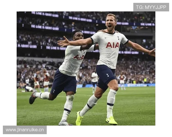 热刺高位压迫战术下，防线空当暴露致快速反击风险加剧