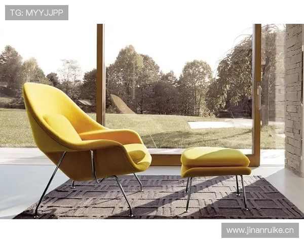 皮克居然把豪宅阳台当练球场，这家伙真是没把邻居放眼里！